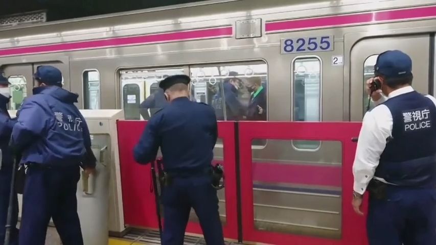 Vyhlédl si plný vlak a vytáhl nůž. Japonec útočil, protože chtěl sám zemřít